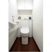 手洗水栓付きトイレ。吊戸棚にはかさばりやすいストックのトイレットペーパーを収納できます。 サムネイル