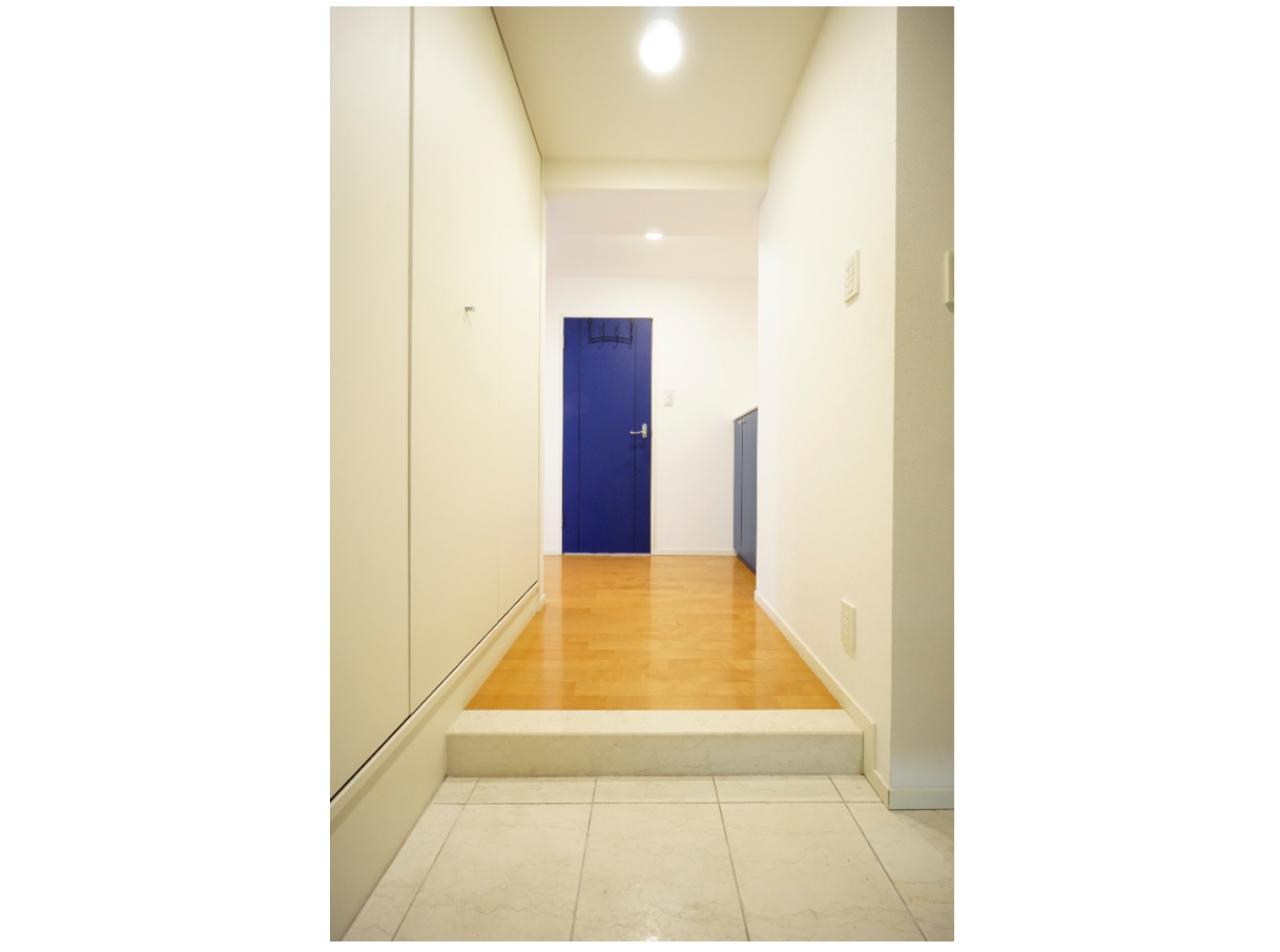 ブルーのドアがアクセントになっている廊下収納スペース イメージ