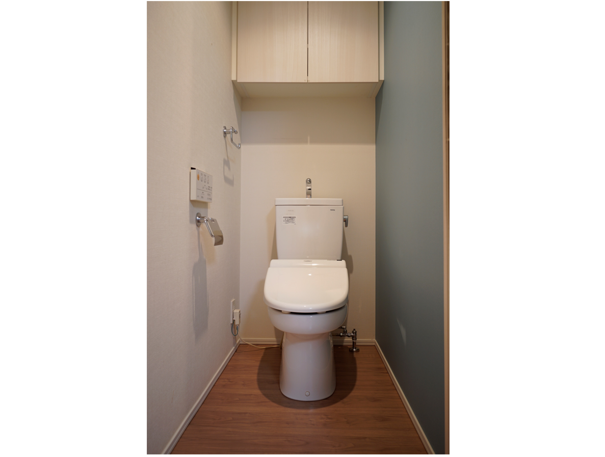 ■ 節水トイレ・壁面にはアクセントクロスが施工してあり清潔感があります。 イメージ