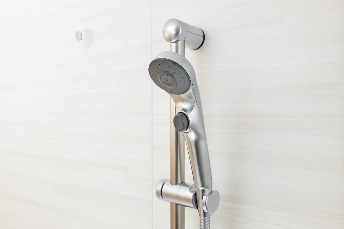 ■ 止水ストッパー付シャワーヘッド・ 浴室のシャワーヘッドには、ワンクリック水栓で簡単に止水・流水が行える止水ストッパーを採用… イメージ