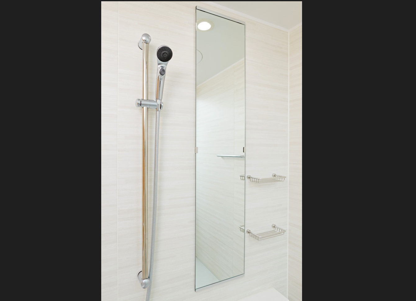 ■バスルーム・シャワー・ユニットバスは白の明るいパネルを採用。 イメージ
