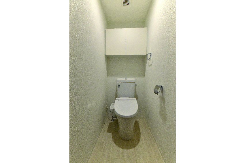 上部吊戸棚もある温水洗浄機能付便座のトイレ イメージ