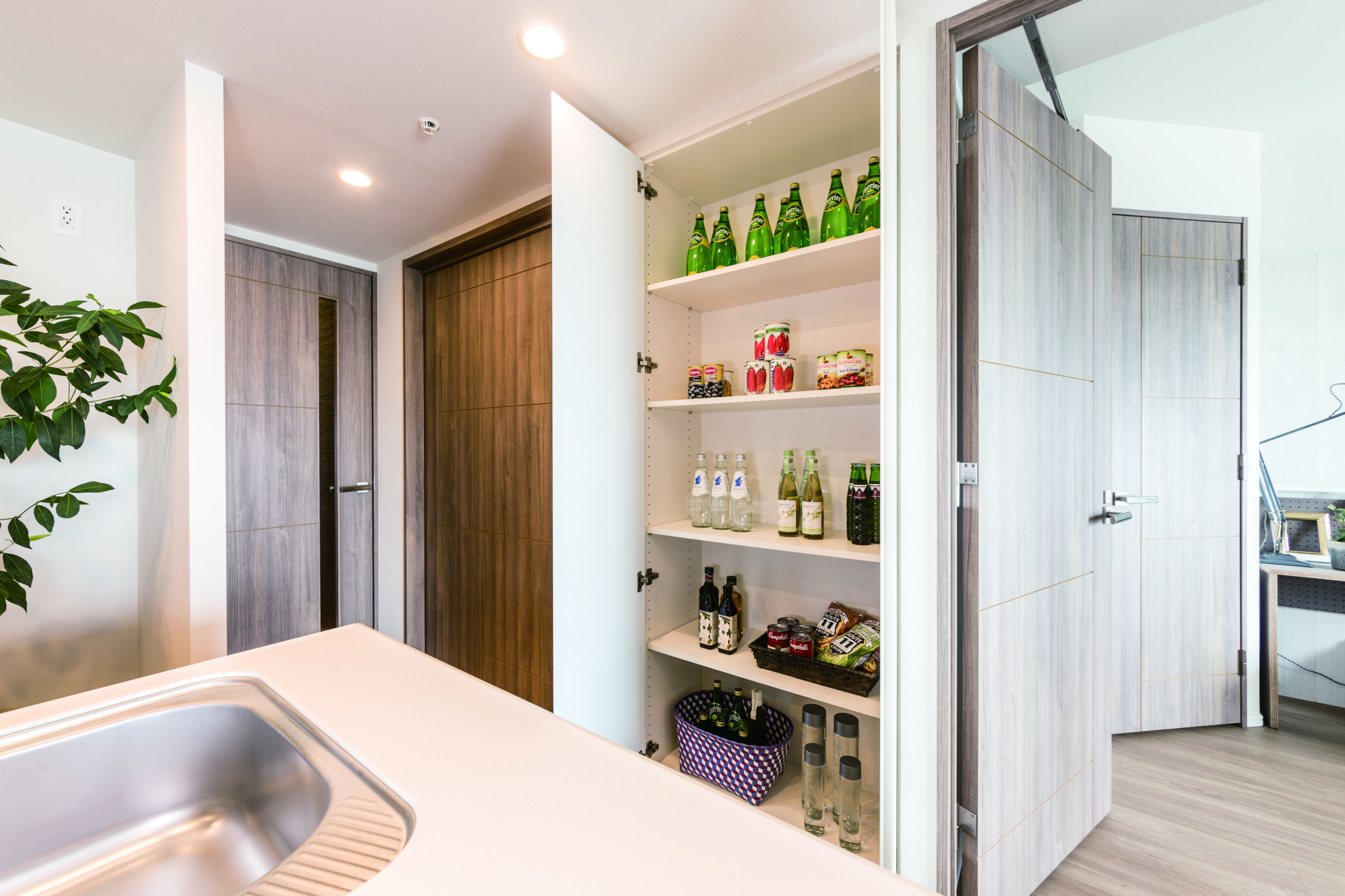 キッチン横にはパントリーにもなるマルチ収納